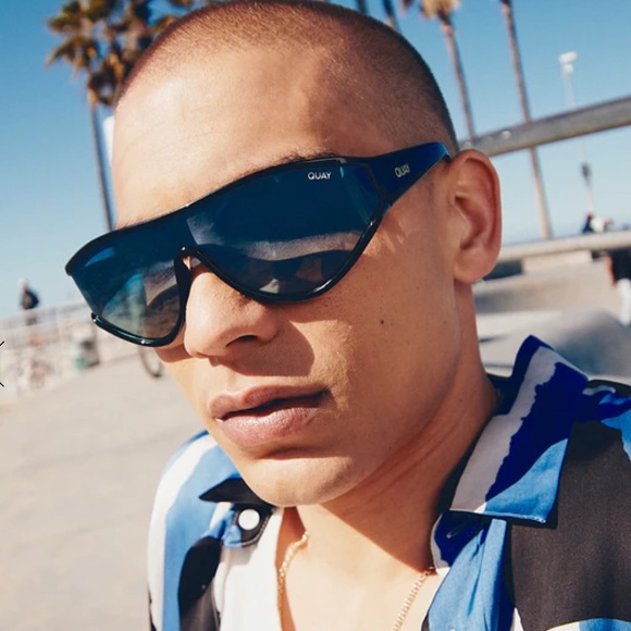 QUAY oversized black/blue sunglasses - Picture 4 of 5